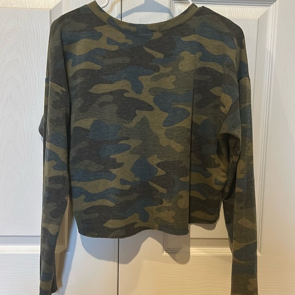 Worn 1X, Socialite, Womens, LS lightweight, cropped top in camo print - Picture 2 of 4